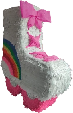 Piñata con forma de patín de ruedas blanco, con un lazo rosa y un arcoíris en el lateral.